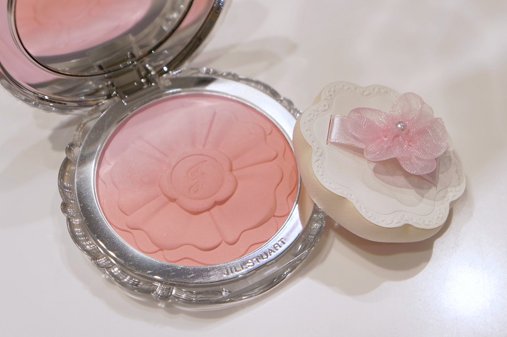 ～まるでマシュマロ肌！〈JILL STUART〉 (ジルスチュアート)〉の新作「パステルペタル ブラッシュ」をおすすめ！～